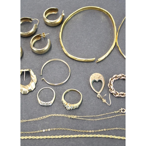 1438 - Selection of loose non-hallmarked yellow metal jewellery incl. bangles, earrings, pendants etc. gros... 