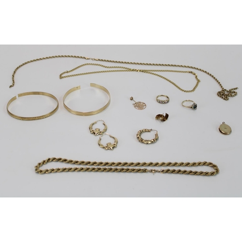 1443 - Selection of hallmarked and stamped 9ct gold jewellery incl. necklaces, bangles, earrings, rings etc... 