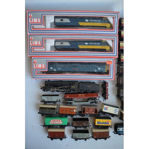 86 - Collection of previously used OO gauge electric train models, wagons and accessories to include a bo... 