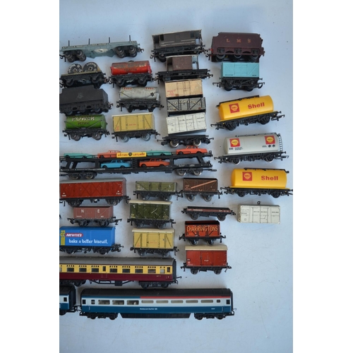 86 - Collection of previously used OO gauge electric train models, wagons and accessories to include a bo... 