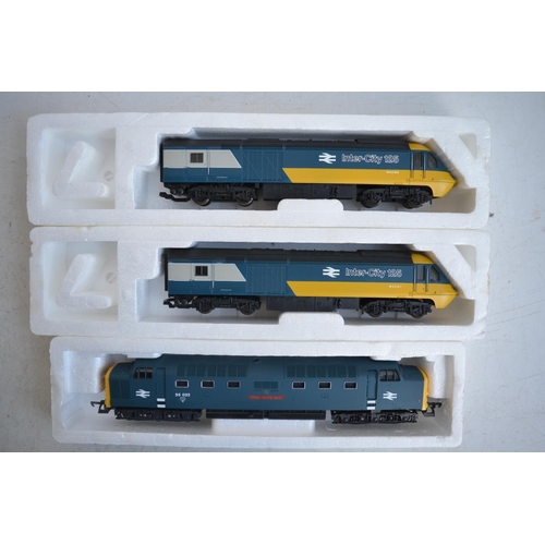 86 - Collection of previously used OO gauge electric train models, wagons and accessories to include a bo... 