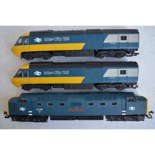 86 - Collection of previously used OO gauge electric train models, wagons and accessories to include a bo... 