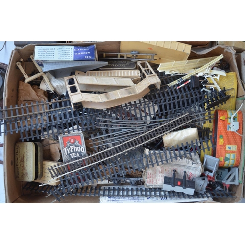 86 - Collection of previously used OO gauge electric train models, wagons and accessories to include a bo... 