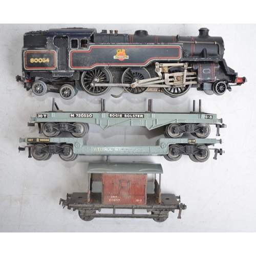 87 - Vintage Hornby Dublo 3 rail electric tank engine goods train set (box top incomplete)