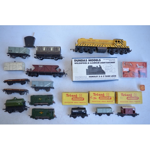 89 - Collection of OO and TT gauge railway models to include boxed Tri-ang TT wagons and 2 diesel shunter... 