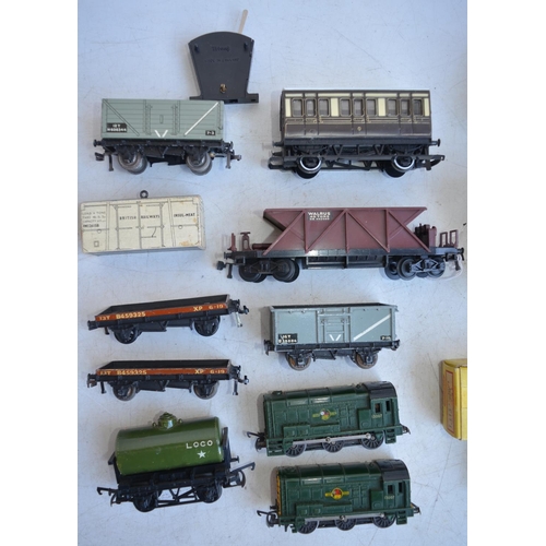 89 - Collection of OO and TT gauge railway models to include boxed Tri-ang TT wagons and 2 diesel shunter... 