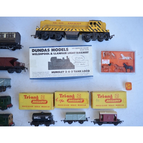 89 - Collection of OO and TT gauge railway models to include boxed Tri-ang TT wagons and 2 diesel shunter... 