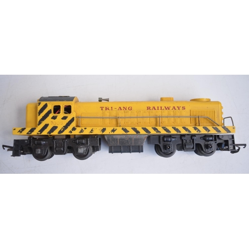 89 - Collection of OO and TT gauge railway models to include boxed Tri-ang TT wagons and 2 diesel shunter... 