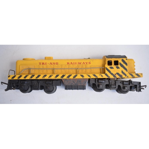 89 - Collection of OO and TT gauge railway models to include boxed Tri-ang TT wagons and 2 diesel shunter... 