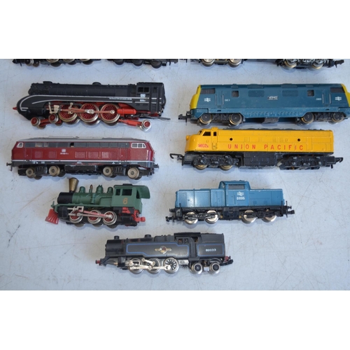 90 - Collection of N gauge electric train models and a Bachmann HO gauge Jupiter. Some damage to certain ... 