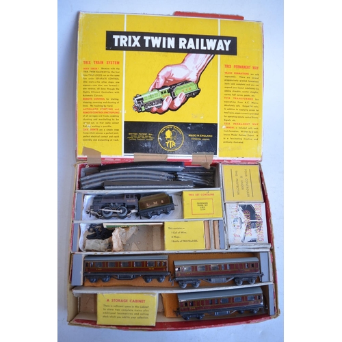 92 - Vintage Trix Twin Railway boxed set with 3 tin plate passenger coaches (only one controller)