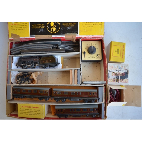 92 - Vintage Trix Twin Railway boxed set with 3 tin plate passenger coaches (only one controller)