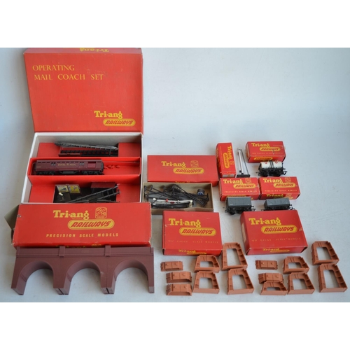 93 - Collection of boxed OO gauge Tri-ang Railways sets to include RS 4 goods train set, 2x R457 set of 7... 