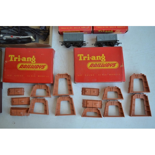 93 - Collection of boxed OO gauge Tri-ang Railways sets to include RS 4 goods train set, 2x R457 set of 7... 