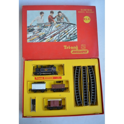 93 - Collection of boxed OO gauge Tri-ang Railways sets to include RS 4 goods train set, 2x R457 set of 7... 