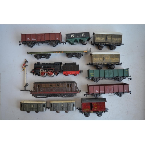 95 - Collection of vintage Hornby Railways O gauge tinplate railway models to include 0-4-0 loco and tend... 