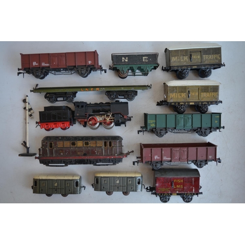 95 - Collection of vintage Hornby Railways O gauge tinplate railway models to include 0-4-0 loco and tend... 