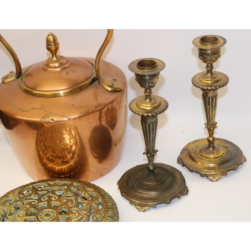 581 - Group of mixed metalware incl. a copper jelly mould marked Harrods Ltd, copper and brass kettle, pai... 