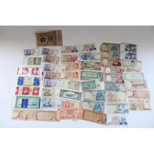 877 - Wad of all world banknotes together with a small booklet of Far East banknotes incl. Hong Kong, Chin... 