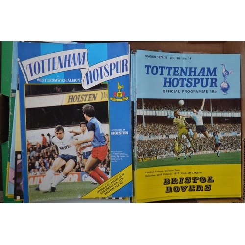 91 - Extensive collection of Tottenham Hotspur football match programmes, brochures and guides from the 1... 