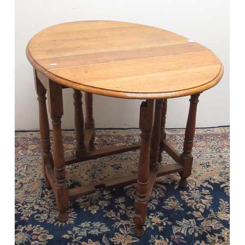 885 - C20th oak drop leaf gateleg table on turned legs  W107cm D76cm H74cm