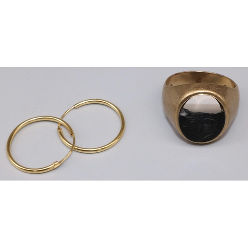 211 - 11.7g, stamped 375, size V, and a pair of 18ct gold hoop earrings, stamped 750, 0.9g