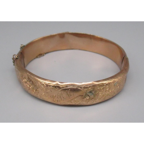 852 - 9ct gold hollow bangle with engraved foliage detail, stamped 375, 13.4g