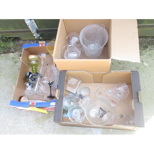 1333 - Large selection of various glassware incl. vases, bowls, cocktail glasses etc (3 boxes)