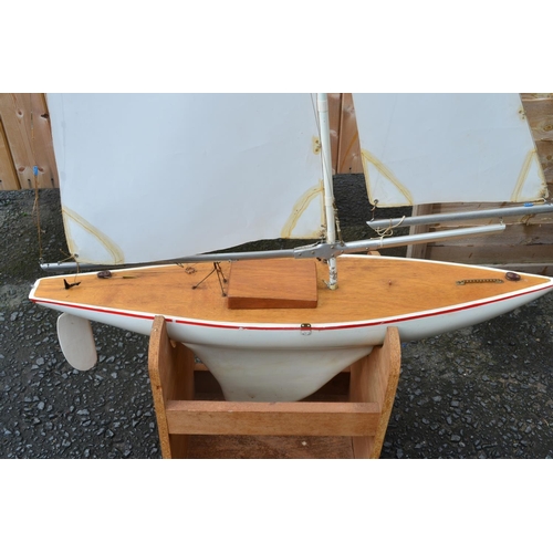 124 - Large pond sailing sloop, fibreglass hull with metal mast and booms, not radio controlled. Overall h... 