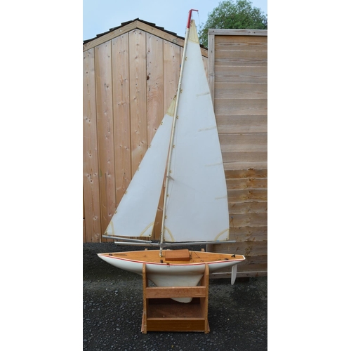 124 - Large pond sailing sloop, fibreglass hull with metal mast and booms, not radio controlled. Overall h... 