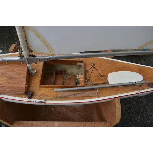 124 - Large pond sailing sloop, fibreglass hull with metal mast and booms, not radio controlled. Overall h... 