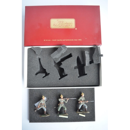 137 - Collection of 1/32 scale metal cast toy soldier models to include W Britain's 0333 Collectors Club T... 