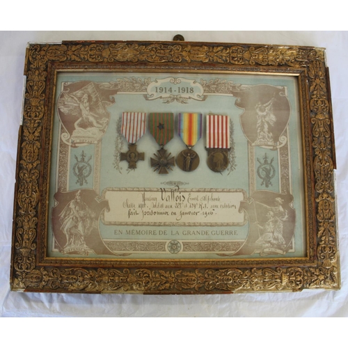 670 - French 1914-1918 EN MEMOIRE DE LA GRANDE GUERRE framed certificate and the Military medal, the Comba... 