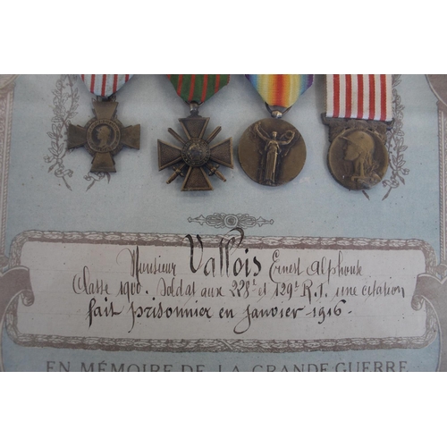 670 - French 1914-1918 EN MEMOIRE DE LA GRANDE GUERRE framed certificate and the Military medal, the Comba... 