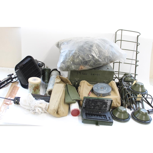 945 - Large selection of military and civilian radio equipment accessories incl. speakers, antennas, kit f... 