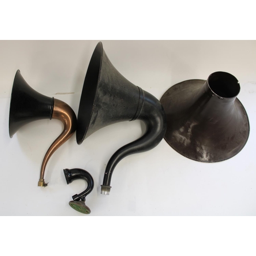 1017 - Three c1920s japanned metal gramophone/phonograph speaker horns