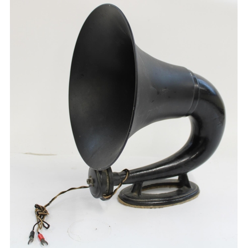 1018 - c1920 black japanned metal gramophone/photograph speaker horn, H39cm