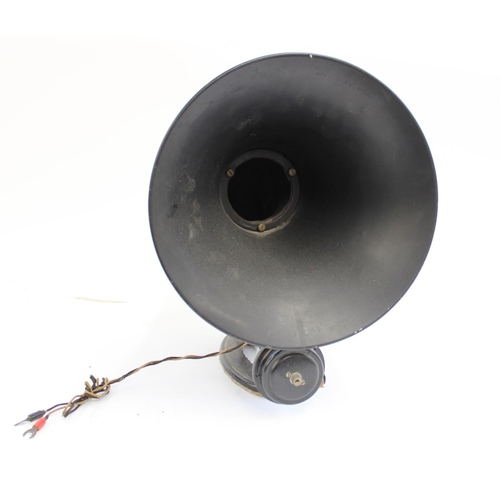 1018 - c1920 black japanned metal gramophone/photograph speaker horn, H39cm