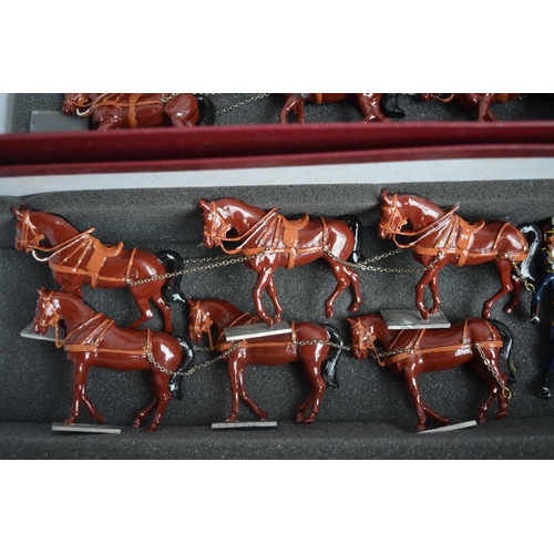 141 - Three cast metal field gun sets with limbers, 6 horses and 3 figures. Sets virtually identical, no m... 