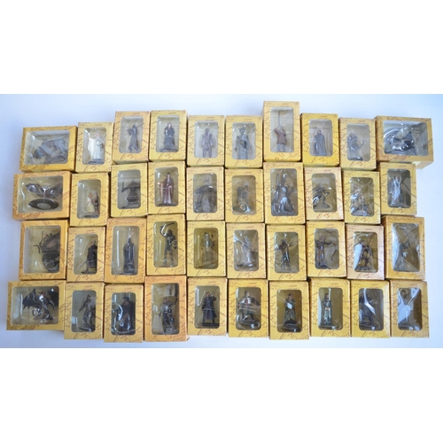 148 - Eagle Moss Lord Of The Rings Collectors Models magazines with painted metal cast figures (magazine i... 