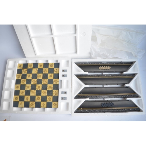 149 - Eagle Moss Lord Of The Rings chess collection with boxed chessboard, magazines (1-55 inclusive) and ... 