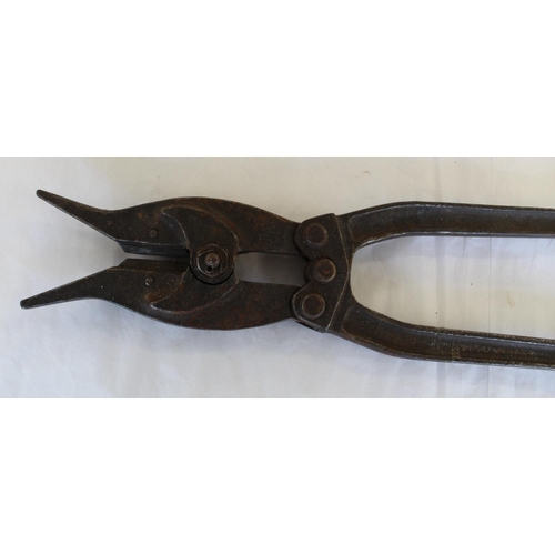 687 - WWI period German heavy duty wire cutters and a pair of pioneer wire cutters with wooden handles