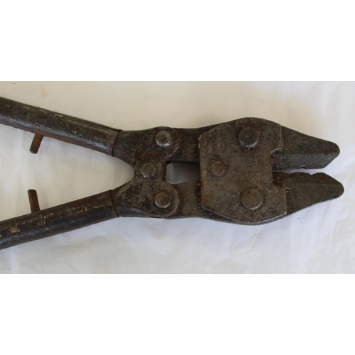 687 - WWI period German heavy duty wire cutters and a pair of pioneer wire cutters with wooden handles