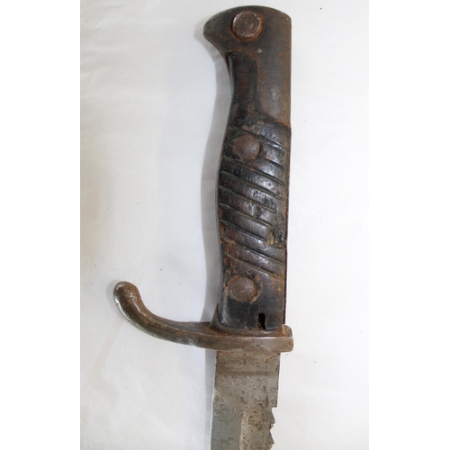 692 - WWI German Butcher Bayonet Sword. With no viable markings. In original scabbard with later replaceme... 