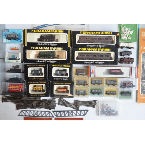 182 - Collection of N gauge railway locos, wagons and accessories to include Graham Farish No 1104 9400 GW... 