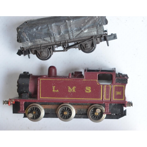 182 - Collection of N gauge railway locos, wagons and accessories to include Graham Farish No 1104 9400 GW... 