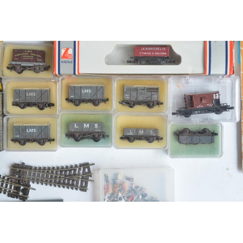 182 - Collection of N gauge railway locos, wagons and accessories to include Graham Farish No 1104 9400 GW... 