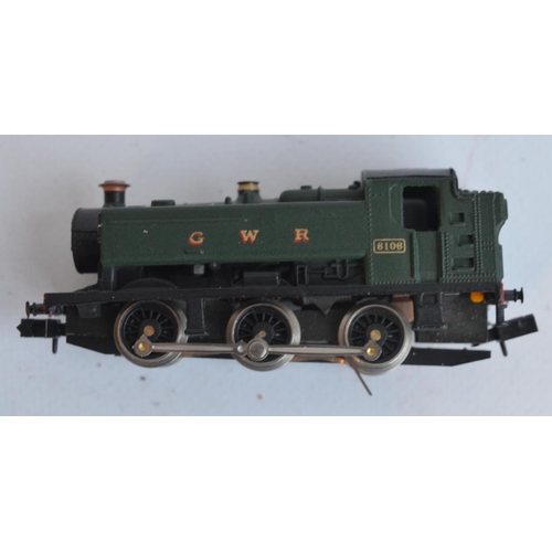 182 - Collection of N gauge railway locos, wagons and accessories to include Graham Farish No 1104 9400 GW... 