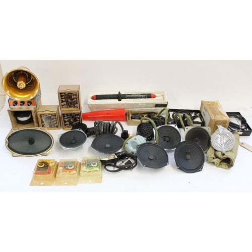 822 - Selection of misc. accessories and parts incl. handsets, speakers, miniature radios etc (qty)