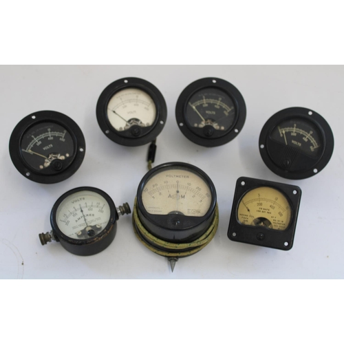 846 - WWII era Air Ministry RAF voltmeter ref. 56/878 and other WWII era cockpit ampere meters and voltmet... 